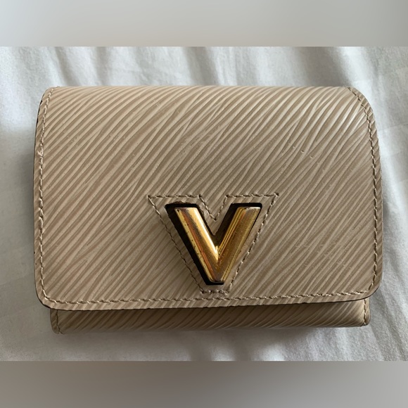 Louis Vuitton Twist Compact Wallet In Epi
leather (galet tone) - Picture 7 of 16